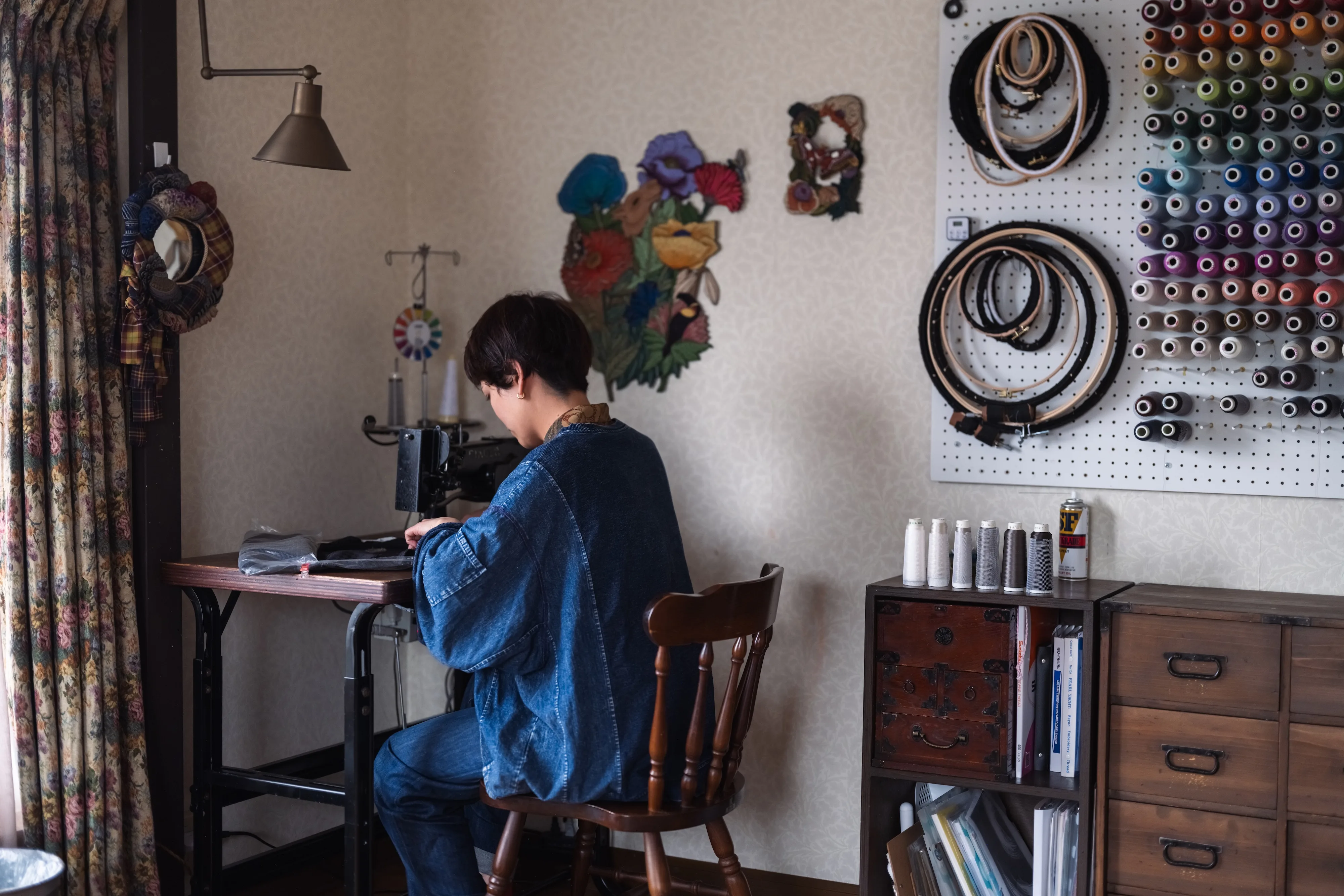 NAGAKU People vol.6『“糸で絵を描く”横振り刺繍に魅せられて。独学で